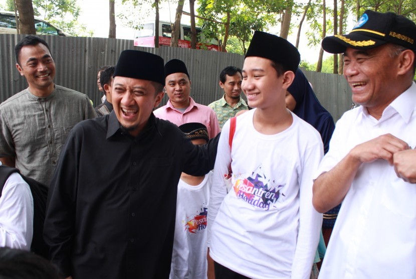 Menteri Pendidikan Nasional, Muhajir Effendi bersama anaknya Muktamar Roya Azidan saat mengikuti Peshol Pesantren Daarul Quran. 