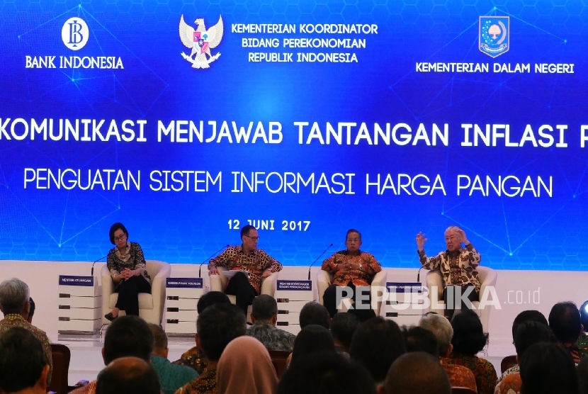 Menteri Perdaganan Enggartiasto Lukita (kanan) didampingi Menteri Keuangan Sri Mulyani Indrawati, Gubernur Bank Indonesia Agus DW Martowardojo dan Menteri Koordinator Bidang Perekonomian Indonesia Darmin Nasution (kiri-kanan) menjawab pertanyaan wartawan usai acara peresmian Pusat Informasi Harga Pangan Strategis Nasional (PIHPS Nasional) di Jakarta, Senin (12/6). 