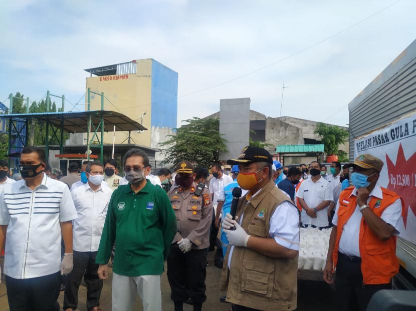 Menteri Perdagangan Agus Suparmanto (baju hijau) saat Operasi Pasar Komoditas Gula di Pasar Baru Bekasi, Bekasi, Rabu (26/5).