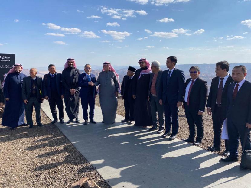 Menteri Perdagangan Arab Saudi HE Dr Majid bin Abdullah Al-Qasabi (kelima kiri), Menteri Perdagangan RI Zulkifli Hasan (keempat kiri) berfoto bersama para pejabat kementeriansaat melakukan pertemuan di Al Ula pada Ahad, Arab Saudi (22/1/2023).
