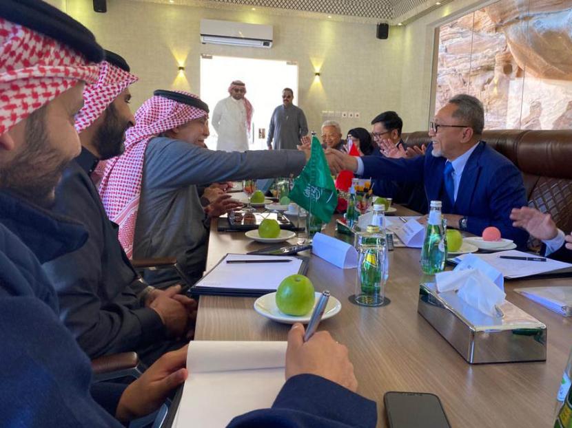Menteri Perdagangan Arab Saudi HE Dr Majid bin Abdullah Al-Qasabi bersama Menteri Perdagangan RI Zulkifli Hasan berjabattangan disela  jamuan makan di Al Ula,  Ahad, Arab Saudi (22/1/2023).