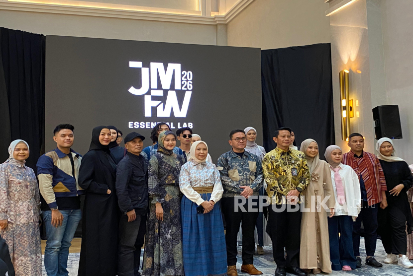 Menteri Perdagangan Budi Santoso (tengah) meluncurkan Jakarta Muslim Fashion Week 2026 di Balai Kartini, Jakarta, Selasa (12/8/2025). JMFW 2026 akan digelar November 2025.