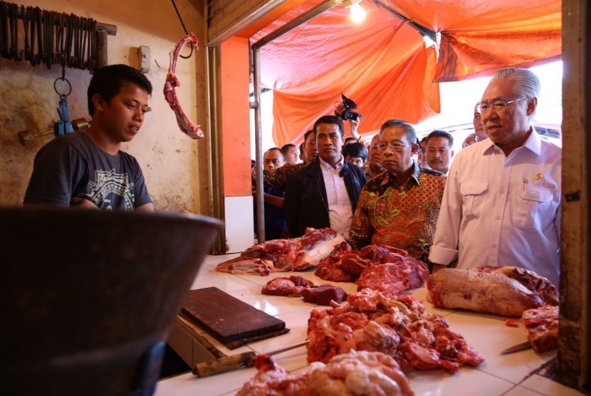 Menteri Perdagangan Engartiasto Lukita (kanan), Menko Perekonomian Darmin Nasution (kedua dari kanan), dan Menteri Pertanian Andi Amran Sulaiman (ketiga dari kanan) berdialog dengan pedagang saat meninjau harga-harga kebutuhan pokok di Pasar Induk Cianjur,