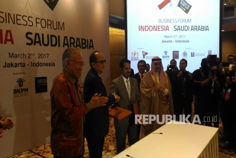 Menteri Perdagangan, Enggar Lukita, Ketua Kamar Dagang Indonesia (Kadin) Rosan P Roeslani menandatangani nota kesepahaman antara Kadin Indonesia dengan Kadin Saudi Arabia, Kamis (2/3) di Hotel Grand Hyatt Jakarta.