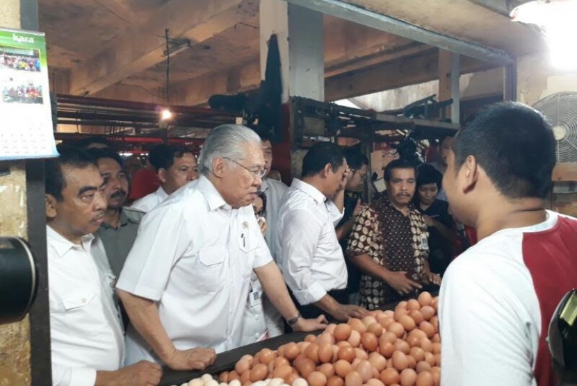 Menteri Perdagangan Enggartiasto dan Menteri Pertanian Amran Sulaiman melakukan pengecekan harga di pasar rawamangun, Jakarta, Kamis (13/4).