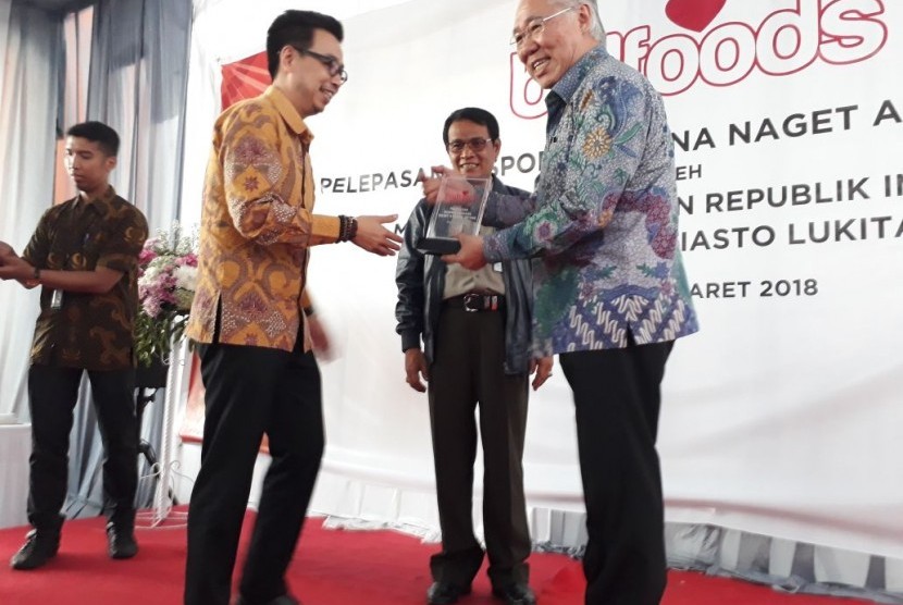 Menteri Perdagangan Enggartiasto Lukita (batik biru), CEO PT Sierad Produce Tbk Tommy Wattimena (batik coklat) dan Direktur Jenderal Peternakan dan Kesehatan Hewan I Ketut Diarmita melepas naget ayam perdana ke Jepang, Kamis (22/3).