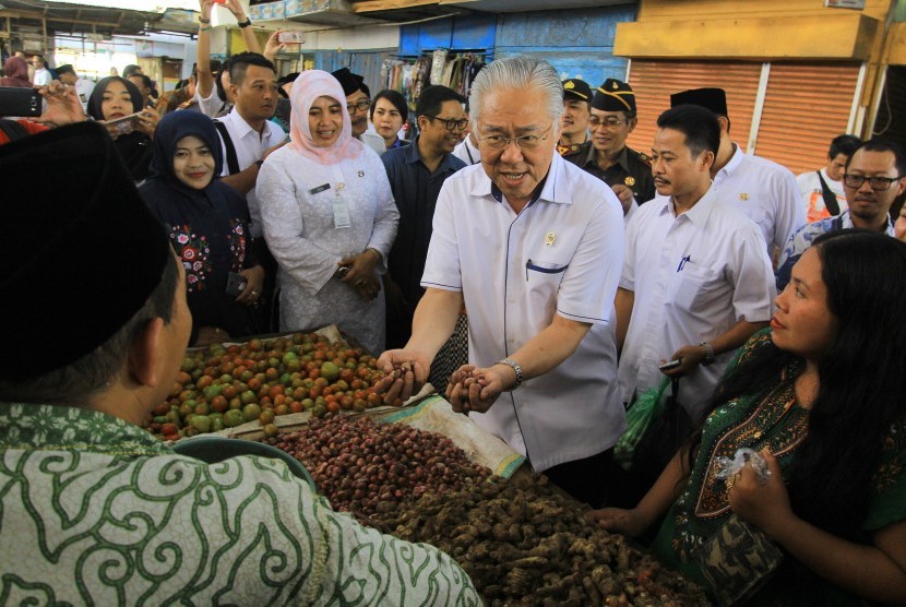 Menteri Perdagangan Enggartiasto Lukita berbincang dengan pedagang saat kunjungan di Pasar Blambangan, Banyuwangi, Jawa Timur, Selasa (20/6).