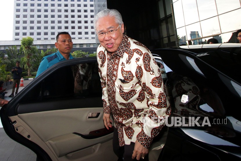 Menteri Perdagangan Enggartiasto Lukita berjalan memasuki Gedung KPK, Jakarta, Selasa (22/5). 