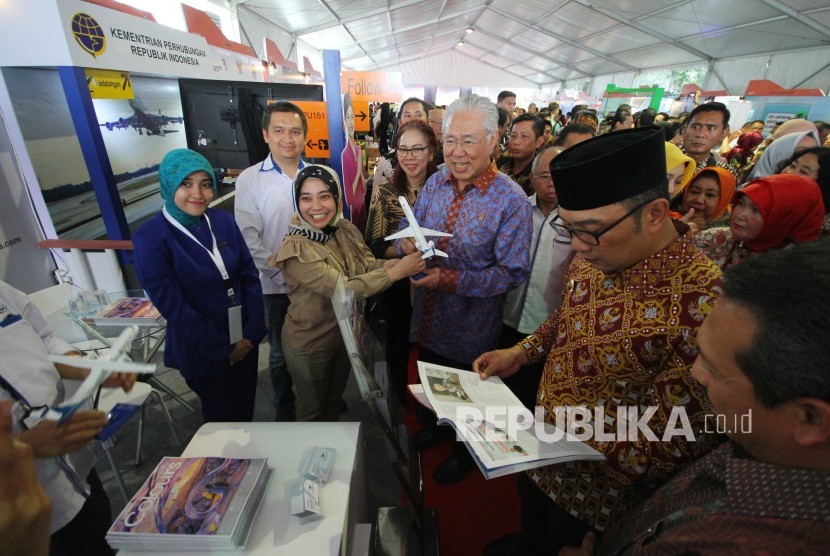 Menteri Perdagangan Enggartiasto Lukita bersama Gubernur Jawa Barat Ridwan Kamil (berpeci) meninjau pameran dalam rangka Hari Konsumen Nasional (Harkonas), di Gedung Sate, Kota Bandung, Selasa (19/3). 
