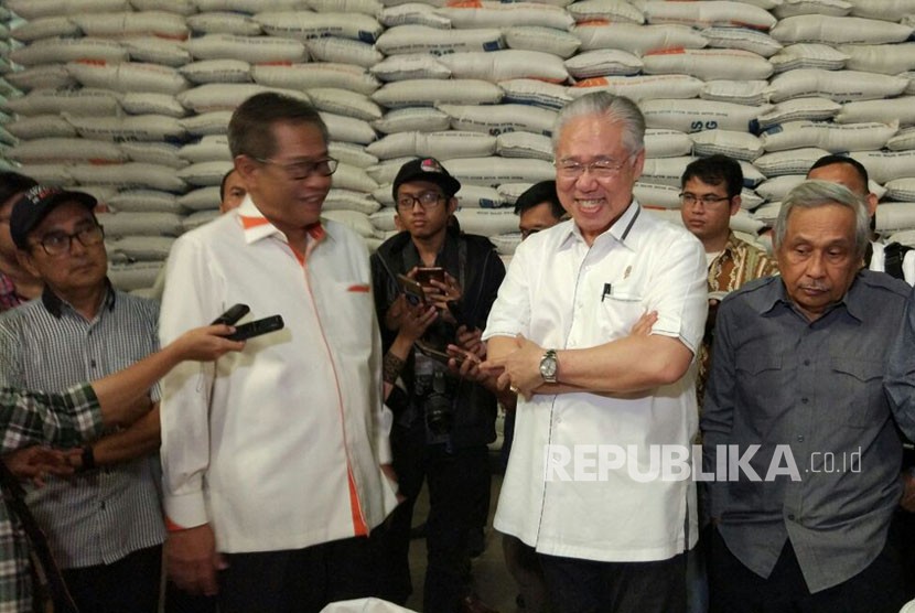 Menteri Perdagangan Enggartiasto Lukita dan Direktur Utama Perum Bulog Djarot Kusumayakti mengecek beras impor yang baru tiba di Gudang Bulog Divre DKI Jakarta dan Banten, Selasa (27/2). 