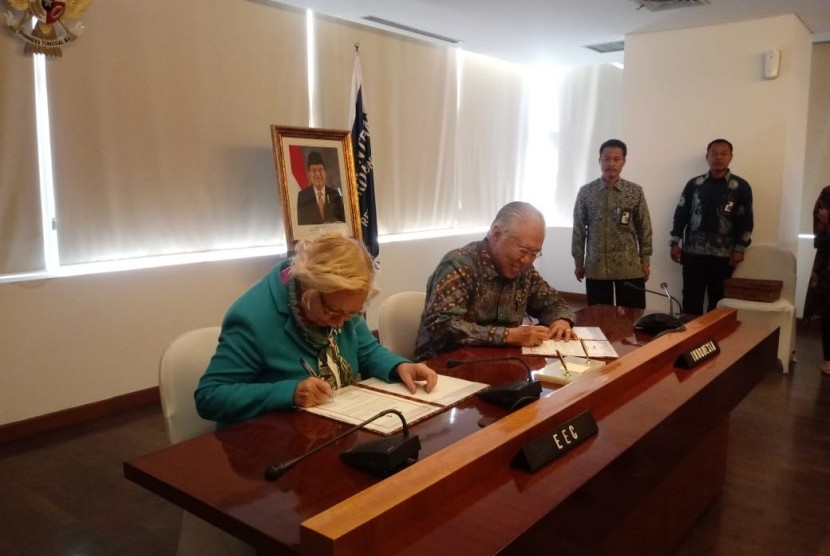 Menteri Perdagangan Enggartiasto Lukita dan Menteri Integrasi dan Makroekonomi EEC Tatyana D Valovaya menandatangani perjanjian kerja sama di Kantor Kemendag, Jakarta, Kamis (14/2).
