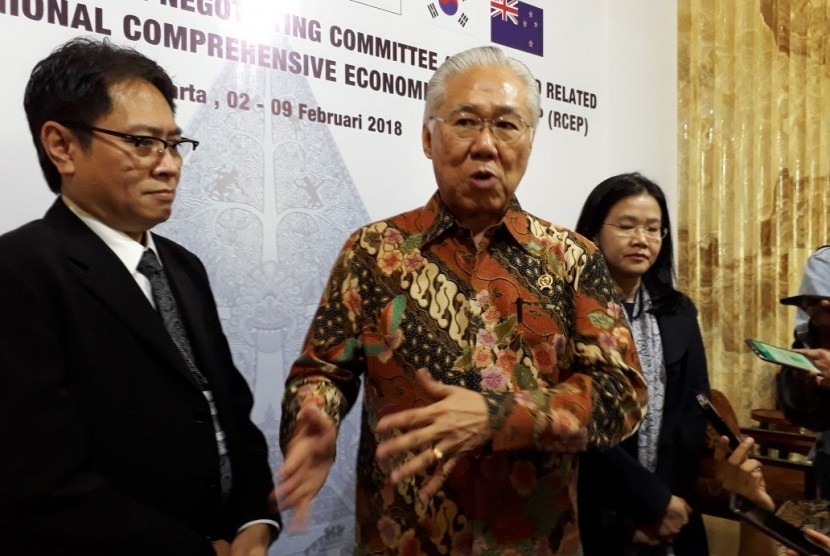 Menteri.Perdagangan Enggartiasto Lukita didampingi Chair TNC 21 Iman Pambagyo dalam pembukaan Sidang TNC (Trade NegotiatingCommitee) ke -21 dan Related Meetings of hte Regional Comprehensive Economuc Partnership (RCEP) di Hotel Tentrem Yogyakarta, Selasa (6/2).