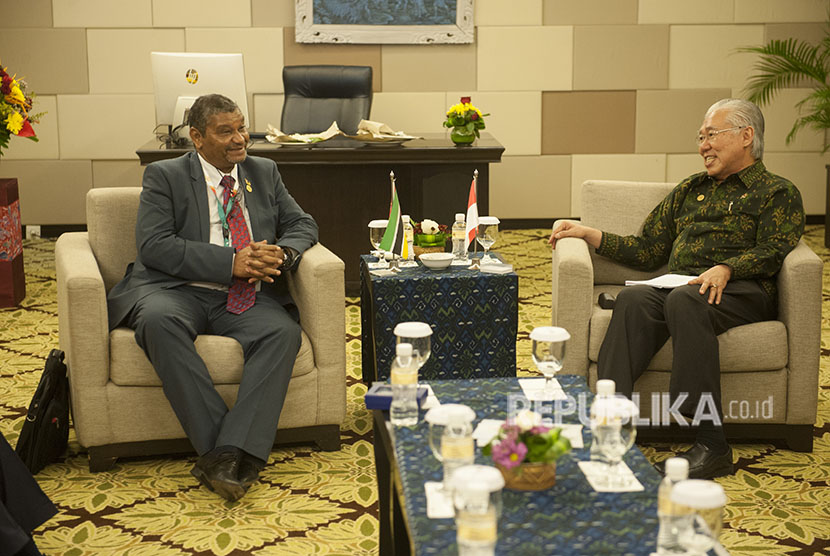  Menteri Perdagangan Enggartiasto Lukita (kanan) berbincang dengan Menteri Perindustrian dan Perdagangan Mozambik Ragendra Berta de Sousa saat mengadakan pertemuan bilateral di sela Forum Indonesia Afrika (IAF) 2018 di Nusa Dua, Bali, Rabu (11/4). 