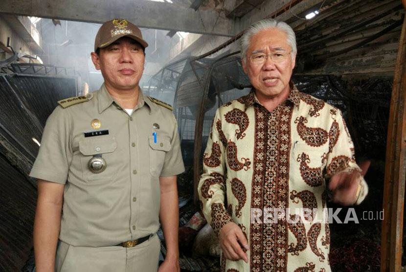  Menteri Perdagangan Enggartiasto Lukita (kanan) dan Camat Kramat Jati Eka Darmawan (kiri) meninjau lokasi bekas kebakaran di Pasar Induk Kramat Jati Blok A, Jakarta Timur, Senin (12/6). 