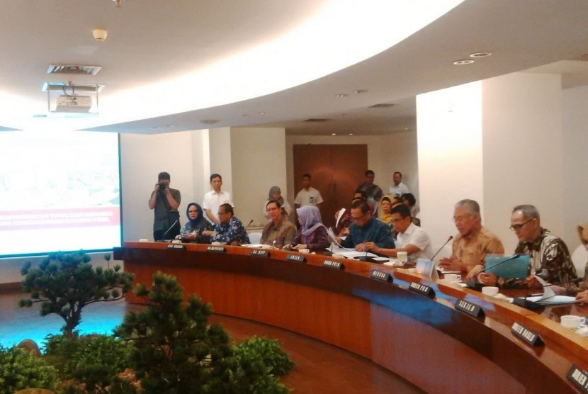 Menteri Perdagangan Enggartiasto Lukita (Kedua dari kanan) bersama jajaran memaparkan ketersediaan pangan menjelang pergantian tahun di Kementerian Perdagangan, Jakarta, Jumat (23/12). 