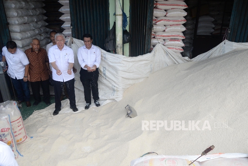 Menteri Perdagangan Enggartiasto Lukita (kedua kanan) dan Menteri Pertanian Amran Sulaiman (kanan) melakukan kunjungan di Pasar Induk Beras Cipinang, Jakarta Timur, Kamis (13/4).