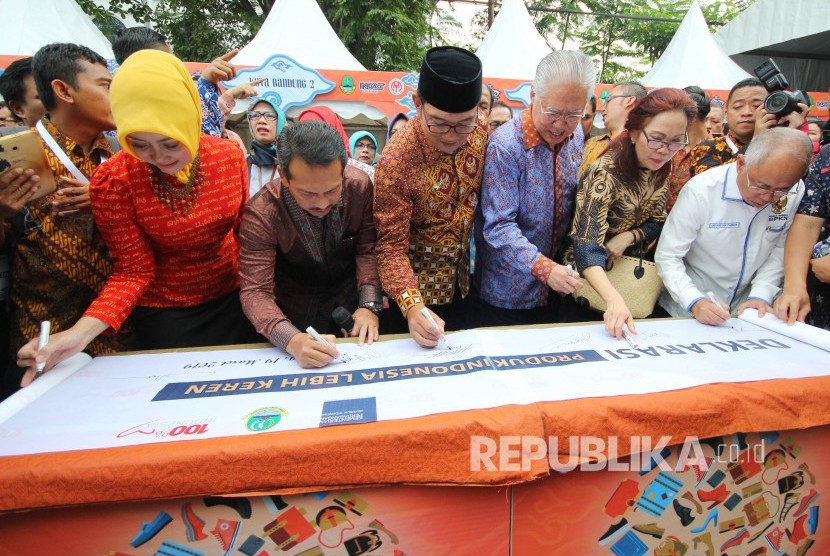 Menteri Perdagangan Enggartiasto Lukita (ketiga kanan) bersama Gubernur Jawa Barat Ridwan Kamil (berpeci) menandatangani Deklarasi Produk Indonesia lebih Keren saat pembukaan pameran Hari Konsumen Nasional (Harkonas), di Gedung Sate, Kota Bandung, Selasa (19/3).