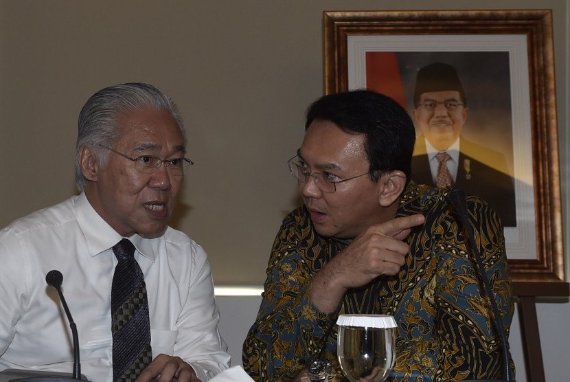 Menteri Perdagangan Enggartiasto Lukita (kiri) bersama Gubernur DKI Jakarta Basuki Tjahaja Purnama (kanan) berbincang sebelum memimpin rapat tertutup di Kementerian Perdagangan, Jakarta, Senin (15/8).