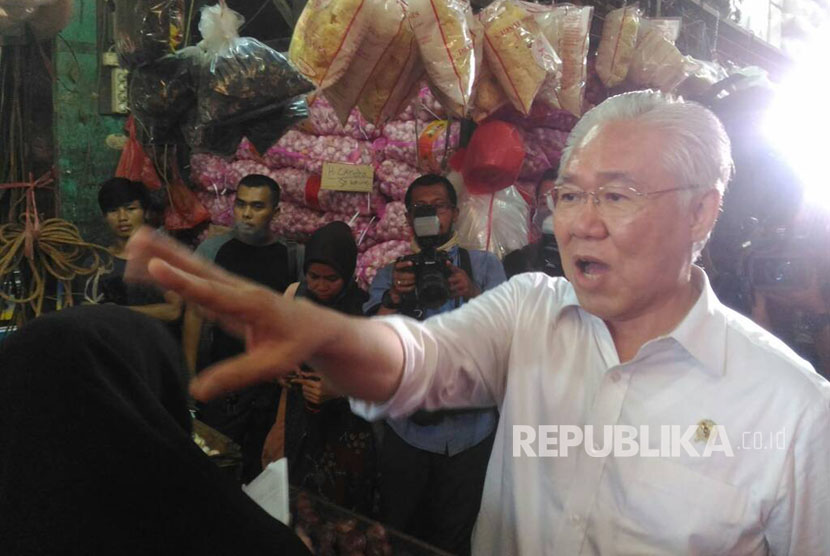Menteri Perdagangan, Enggartiasto Lukita melakukan sidak bawang putih di Pasar Induk Kramat Jati, Jumat (12/5).