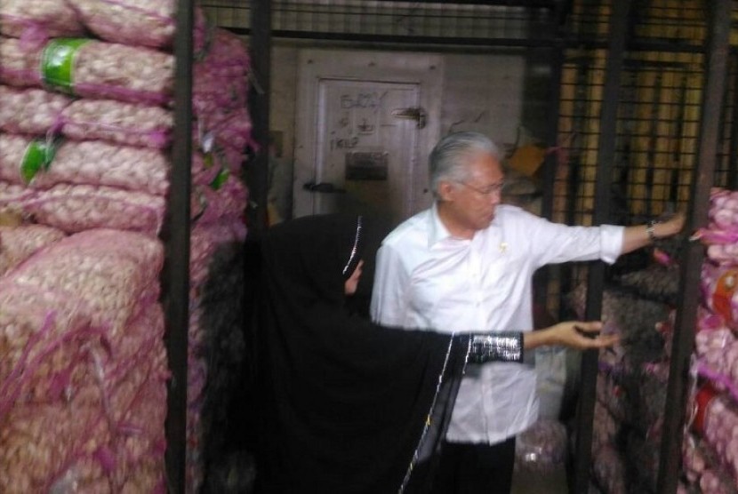 Menteri Perdagangan, Enggartiasto Lukita melakukan sidak bawang putih di Pasar Induk Kramat Jati, Jumat (12/5).
