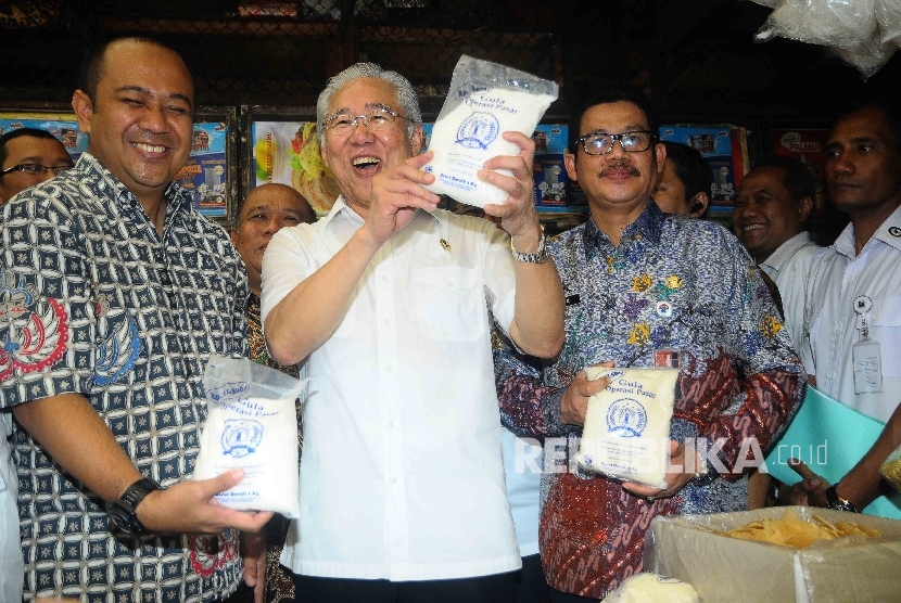Menteri Perdagangan Enggartiasto Lukita menanyakan harga gula kepada pegadang saat melakukan inspeksi mendadak (sidak) di Pasar Grogol, Jakarta Barat, Jumat (16/9). 