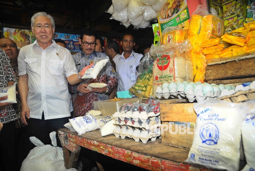 Menteri Perdagangan Enggartiasto Lukita menanyakan harga gula kepada pegadang saat melakukan inspeksi mendadak (sidak) di Pasar Grogol, Jakarta Barat, Jumat (16/9).