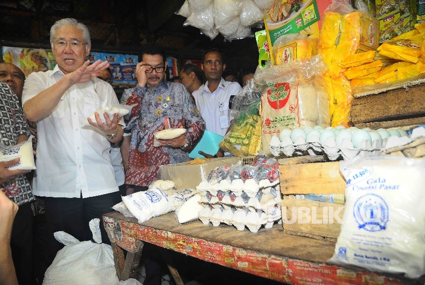Menteri Perdagangan Enggartiasto Lukita menanyakan harga gula kepada pegadang saat melakukan inspeksi mendadak (sidak) di Pasar Grogol, Jakarta Barat, Jumat (16/9)