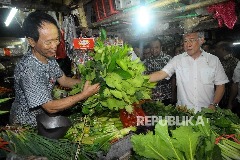 Menteri Perdagangan Enggartiasto Lukita menanyakan harga kebutuhan pokok kepada pegadang saat melakukan inspeksi mendadak (sidak) di Pasar Grogol, Jakarta Barat, Jumat (16/9).