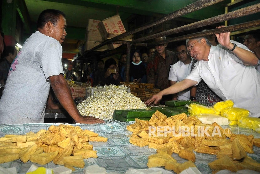 Menteri Perdagangan Enggartiasto Lukita menanyakan harga kebutuhan pokok kepada pegadang saat melakukan inspeksi mendadak (sidak) di Pasar Grogol, Jakarta Barat, Jumat (16/9).