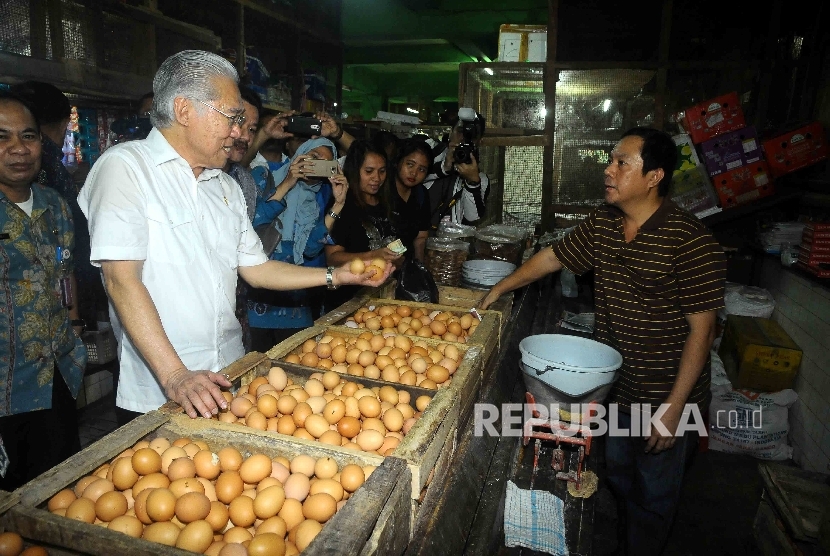 Menteri Perdagangan Enggartiasto Lukita menanyakan harga telor kepada pegadang saat melakukan inspeksi mendadak (sidak) di Pasar Grogol, Jakarta Barat, Jumat (16/9). 