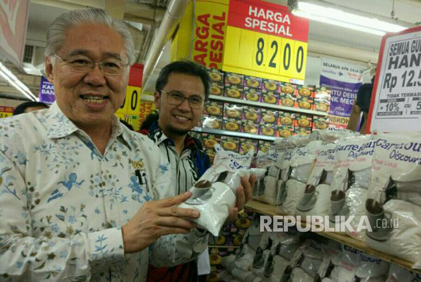 Trade Minister Enggartiasto Lukita visits several mini markets to check the price of sugar, cooking oil and frozen meat, Jakarta, Wednesday (April 12). 