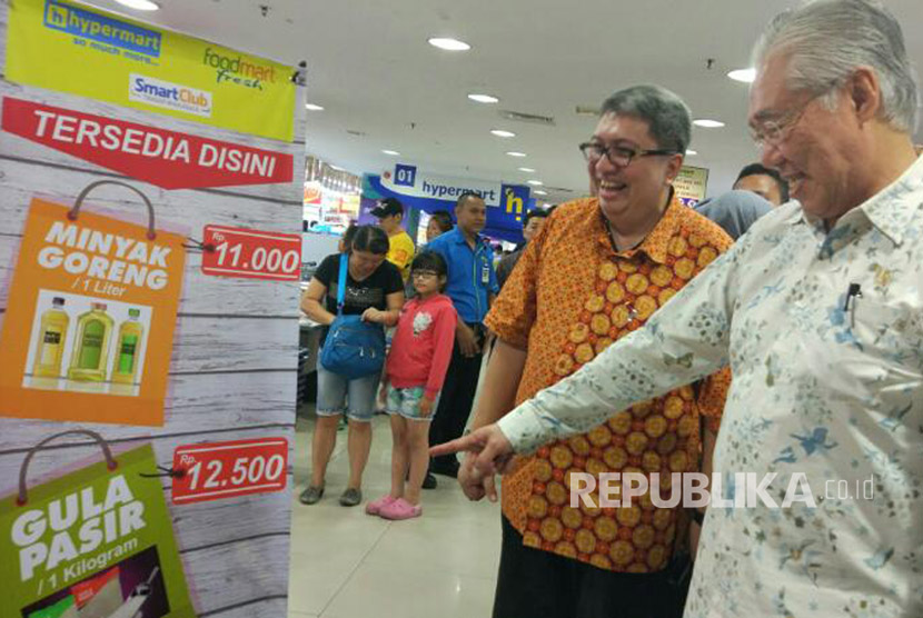 Menteri Perdagangan Enggartiasto Lukita mengecek penerapan satu harga untuk gula, minyak goreng curah dan daging beku di sejumlah toko ritel modern di Jakarta, Rabu (12/4). 