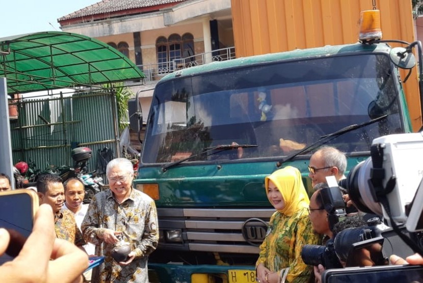 Menteri Perdagangan Enggartiasto Lukita meninjau dan melepas produk kerajinan rotan satu kontainer produksi CV Maju Jaya di Desa Trangsan, Kecamatan Gatak, Kabupaten Sukoharjo, Jawa Tengah, Selasa (8/1). 