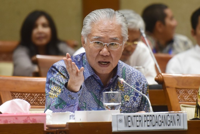 Menteri Perdagangan Enggartiasto Lukita menyampaikan pendapatnya dalam rapat kerja dengan Komisi VI DPR di Kompleks Parlemen, Senayan, Jakarta, Senin (4/9). 