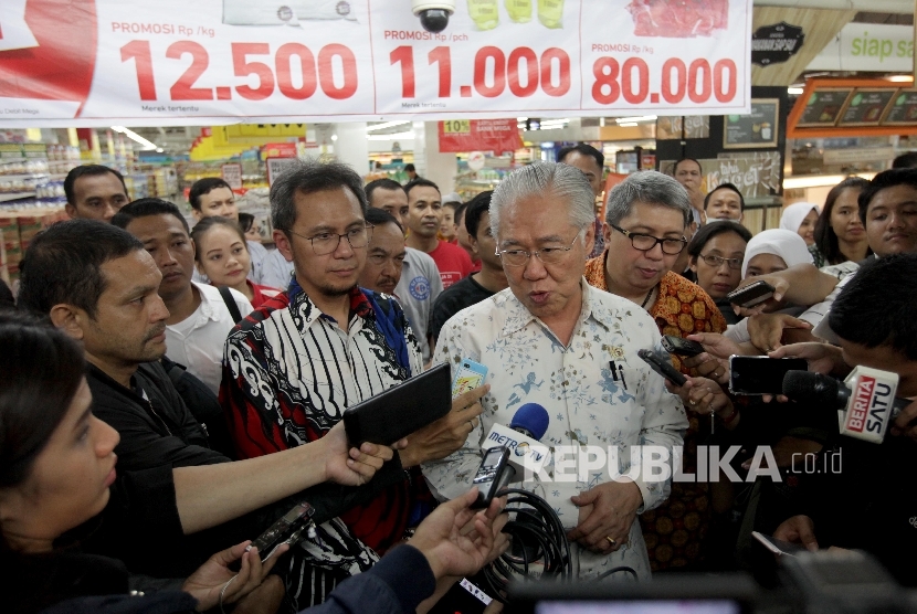 Menteri Perdagangan Enggartiasto Lukita (tengah) di dampingi Ketua Umum asosiasi pengusaha ritel Indonesia (APRINDO) Roy N. Mandey (tengah kanan) dan Corporate Communication General Manager PT Trans Retail Indonesia Satria Hamid (tengah kiri) saat melakukan peninjauan harga dan pasokan bahan kebutuhan pokok ke salah satu perusahaan ritel modern CArrefour Duta Merlin di Jakarta, Rabu (12/4). 