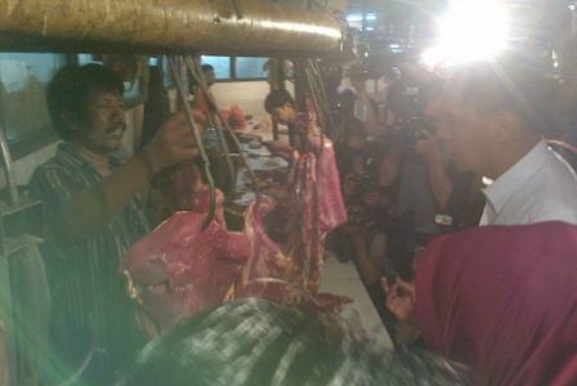 Menteri Perdagangan Gita Wirjawan sedang berbincang dengan salah satu pedagang daging di Pasar Tebet Barat, Kamis (27/6).
