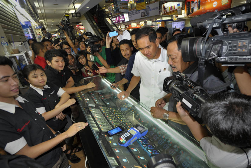  Menteri Perdagangan Gita Wirjawan (tengah) melakukan inspeksi mendadak terkait peredaran ponsel ilegal di Pusat Perbelanjaan Roxy, Jakarta, Rabu (8/5).  (Antara/Yudhi Mahatma)