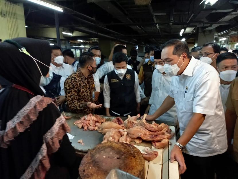 Menteri Perdagangan (Mendag), Muhammad Lutfi meninjau harga bahan pokok di Pasar Wonokromo Surabaya, Selasa (20/4).