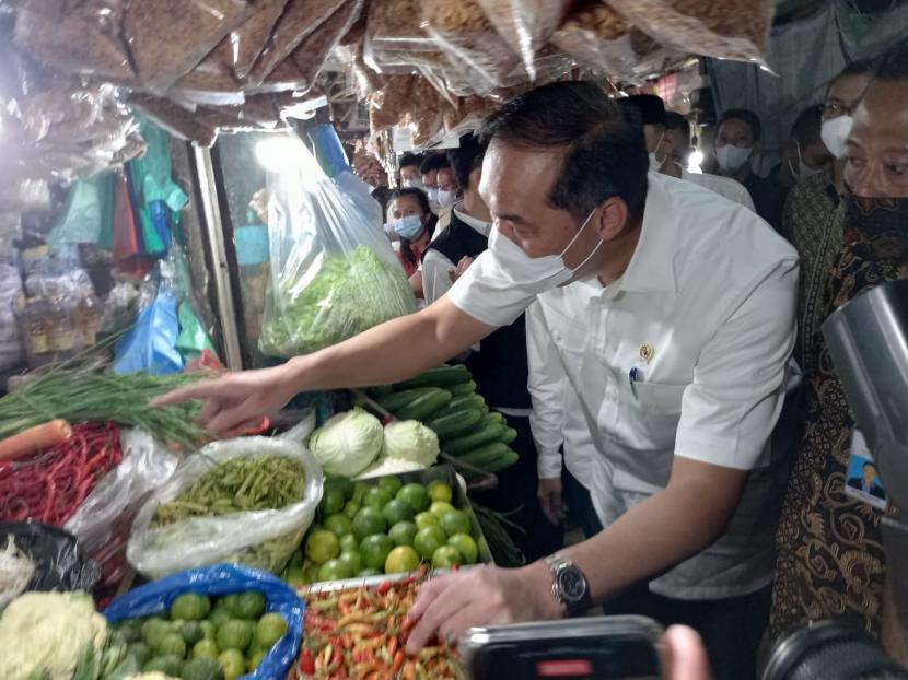 Menteri Perdagangan (Mendag), Muhammad Lutfi meninjau harga bahan pokok di pasar tradisional. ilustrasi