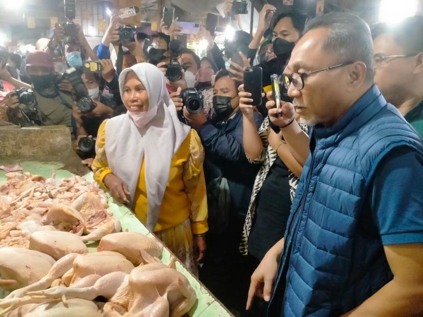 Menteri Perdagangan (Mendag) RI, Zulkifli Hasan meninjau harga sejumlah bahan pangan di Pasar Besar, Kota Malang, Jumat (28/10/2022). Pada kegiatan ini, Zulkifli juga turut didampingi oleh Wali Kota Malang, Sutiaji. 