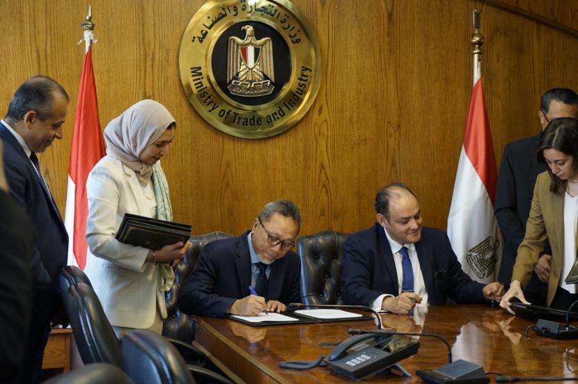 Menteri Perdagangan (Mendag) Zulkifli Hasan bertemu dengan Menteri Perdagangan dan Industri Mesir Ahmed Samir Saleh di Kairo, Mesir, Senin (15/5/2023). 