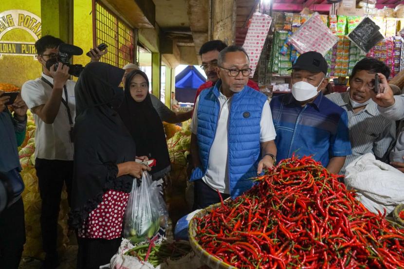 Menteri Perdagangan (Mendag) Zulkifli Hasan melakukan kunjungan kerja ke Kota Cirebon, Jawa Barat, Ahad, (17/7/2022), pagi. (Ilustrasi)