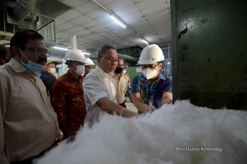 Menteri Perdagangan (Mendag) Zulkifli Hasan melepas ekspor produk tekstil PT Kewalram di Sumedang, Jawa Barat, Sabtu (13/8/2022). 