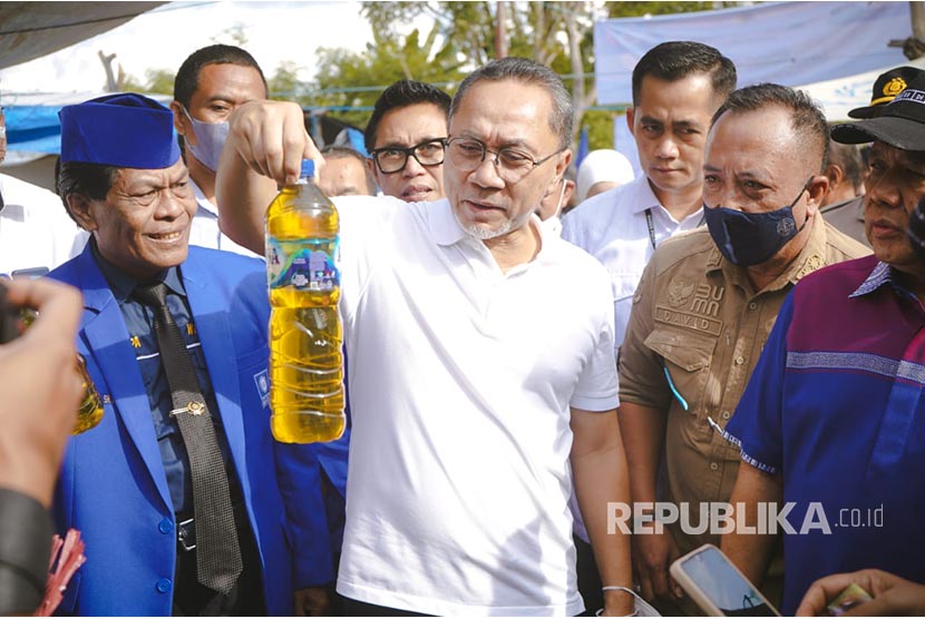 Menteri Perdagangan, Zulkifli Hasan mengatakan, bakal meluncurkan produk minyak goreng curah kemasan sederhana atau Minyakita pada Rabu (6/7/2022). Produksi minyak curah dengan kemasan diharapkan akan mempermudah proses distribusi hingga ke wilayah timur Indonesia.