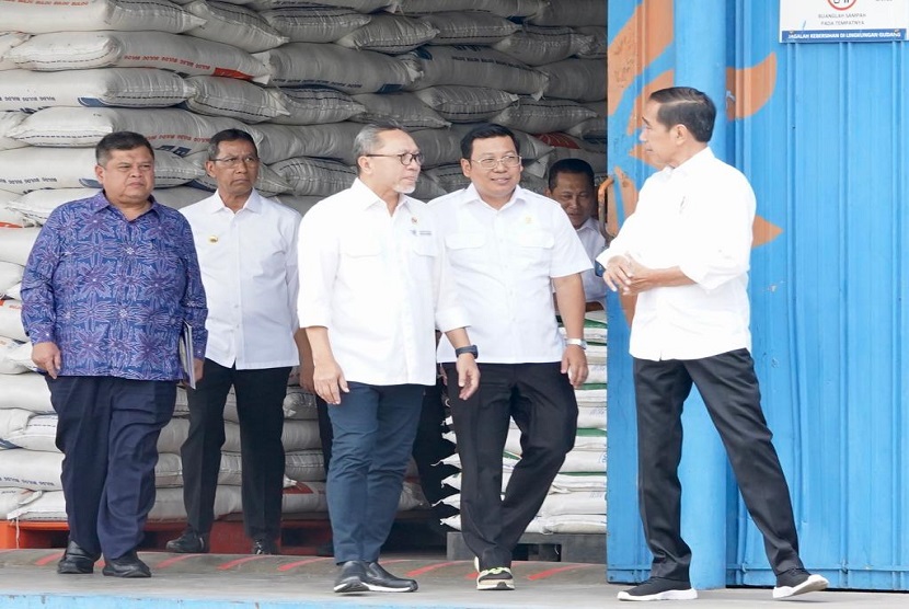 Menteri Perdagangan (Mendag) Zulkifli Hasan mendampingi Presiden Jokowi meninjau persediaan  dan membagikan beras di Gudang Bulog Sunter Timur II Kelapa Gading, Jakarta Utara, DKI Jakarta, hari ini (11/9/2023). 