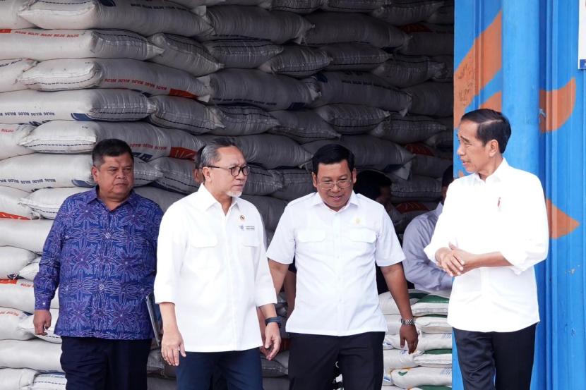 Menteri Perdagangan (Mendag) Zulkifli Hasan mendampingi Presiden Jokowi meninjau persediaan  dan membagikan beras di Gudang Bulog Sunter Timur II Kelapa Gading, Jakarta Utara, DKI Jakarta.