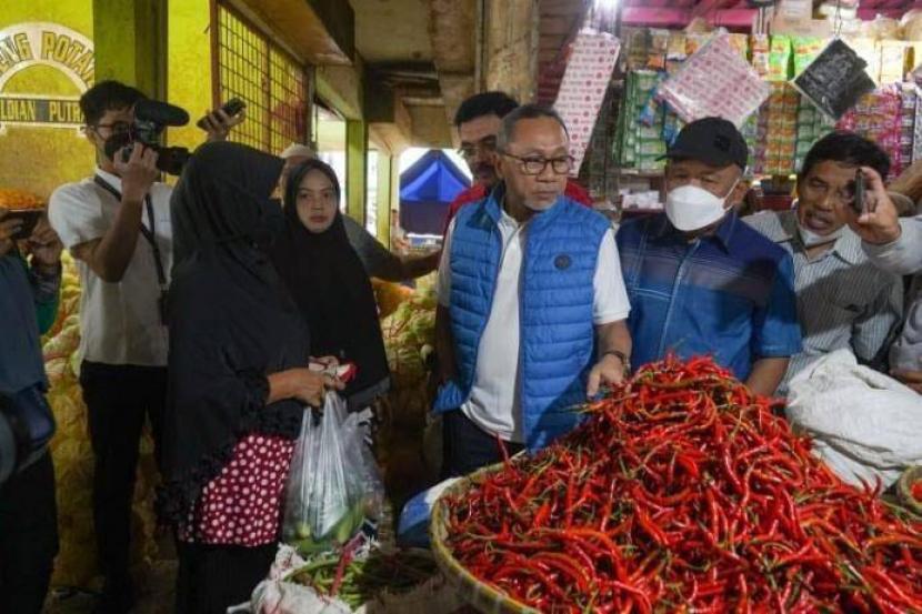 Menteri Perdagangan (Mendag) Zulkifli Hasan meninjau harga barang kebutuhan pokok di Pasar Jagasatru, Kota Cirebon, Jawa Barat, Ahad (17/7/2022).