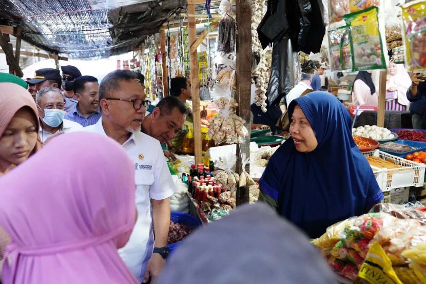 Menteri Perdagangan (Mendag) Zulkifli Hasan saat meninjau barang kebutuhan pokok di Pasar Seketeng, Sumbawa Nusa Tenggara Barat (NTB), Jumat (7/7/2023).