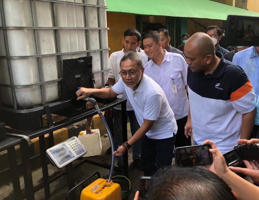 Menteri Perdagangan (Mendag) Zulkifli Hasan saat meninjau sejumlah titik penjualan minyak goreng curah rakyat (MGCR) yang berada di Pasar Kramat Jati, Jakarta Timur, Sabtu (25/6/2022). 