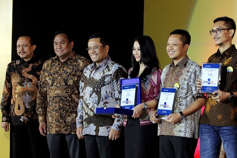 Menteri Perdagangan, Menteri Perindustrian dan Sekertaris Menteri Koperasi dan UKM berfoto bersama dengan pemenang One inTwenty Award 2014-205 yang berlangsung di Balai Kartini, Senin, 6 April 2014.